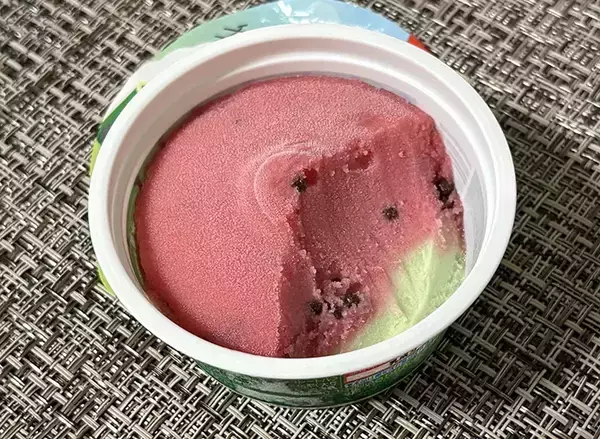 「夏の定番『スイカバー』がカップに？　話題のアイスに「食感が上品」「ゆっくり楽しめる」」の画像