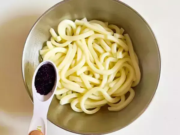 【調理10分】ふりかけ『ゆかり』をうどんに入れたら…　箸が止まらない絶品レシピ