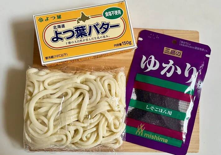 【調理10分】ふりかけ『ゆかり』をうどんに入れたら…　箸が止まらない絶品レシピ