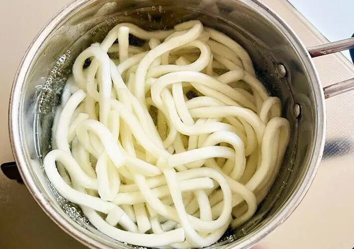 【調理10分】ふりかけ『ゆかり』をうどんに入れたら…　箸が止まらない絶品レシピ