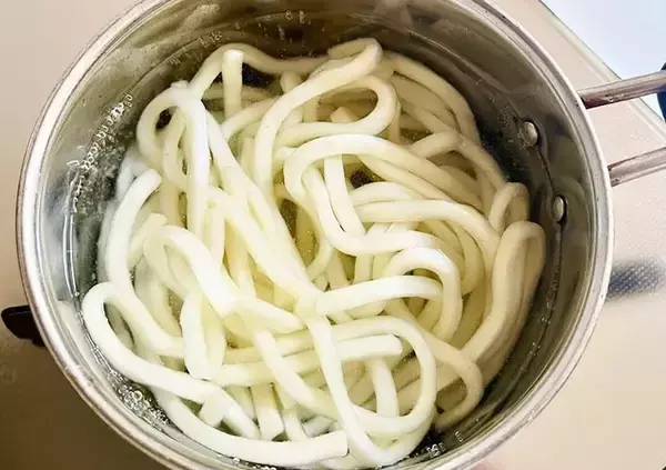 「【調理10分】ふりかけ『ゆかり』をうどんに入れたら…　箸が止まらない絶品レシピ」の画像
