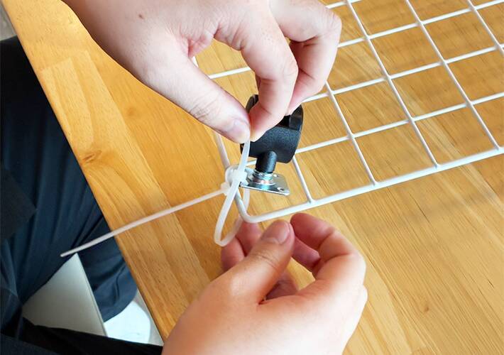 『下駄箱の下』にワイヤーネット1枚を設置　掃除で助かる「収納テク」を試したら正解だった