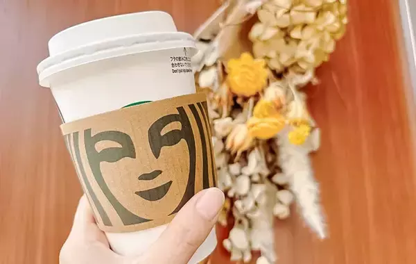 「ホットでついてくる『スタバのスリーブ』　飲み終えた後の使い道に「何枚でもほしい」」の画像