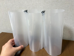 クリアファイルを丸めて『ダブルクリップ』で留めると？　できたものが、キッチン整理に活躍！
