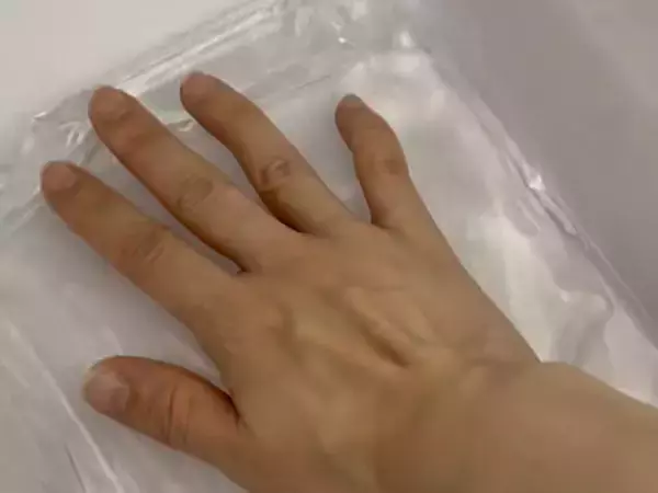 保存袋に水を入れて冷凍すると？　結果に「すごい！」「これは使える」