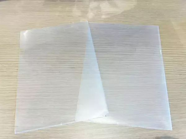 カバンの中でぐちゃぐちゃになるコード　不要なクリアファイルを活用すれば？「マジで感動！」