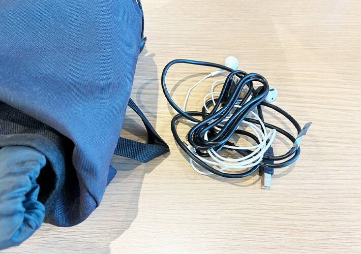 カバンの中でぐちゃぐちゃになるコード　不要なクリアファイルを活用すれば？「マジで感動！」