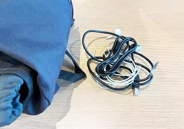 「カバンの中でぐちゃぐちゃになるコード　不要なクリアファイルを活用すれば？「マジで感動！」」の画像