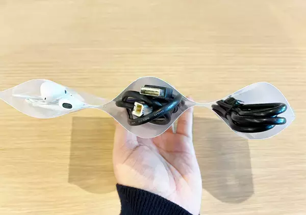 「カバンの中でぐちゃぐちゃになるコード　不要なクリアファイルを活用すれば？「マジで感動！」」の画像