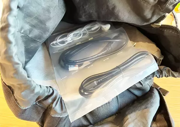 「カバンの中でぐちゃぐちゃになるコード　不要なクリアファイルを活用すれば？「マジで感動！」」の画像