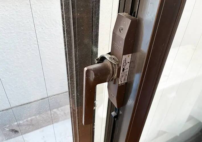 強盗犯の『窓からの侵入』をどう防ぐ？　100均グッズを活用した防犯対策に「頼もしくて感動」