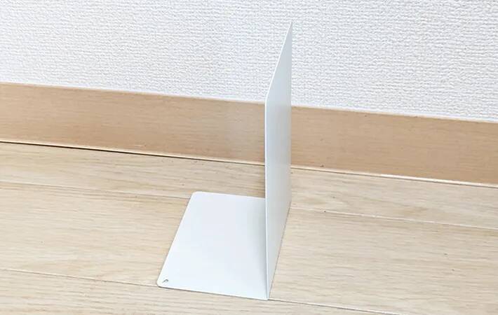 ダイソーの「ブックエンド」がやっぱり優秀！　本を立てない使い方に「家中が片づいた」
