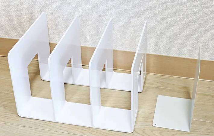 ダイソーの「ブックエンド」がやっぱり優秀！　本を立てない使い方に「家中が片づいた」