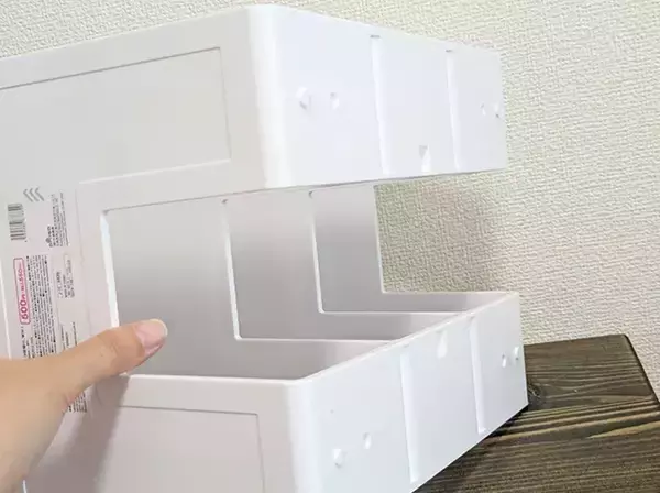 「ダイソーの「ブックエンド」がやっぱり優秀！　本を立てない使い方に「家中が片づいた」」の画像