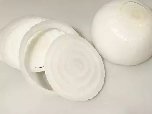 「新タマネギに卵を注いで焼くと…？　完成した料理に「インパクト抜群」「お弁当にもいい」」の画像
