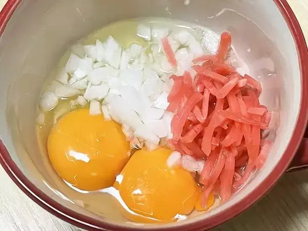 「新タマネギに卵を注いで焼くと…？　完成した料理に「インパクト抜群」「お弁当にもいい」」の画像