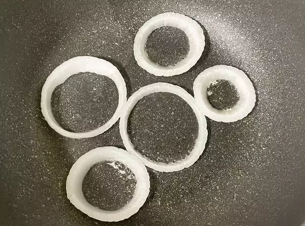 「新タマネギに卵を注いで焼くと…？　完成した料理に「インパクト抜群」「お弁当にもいい」」の画像