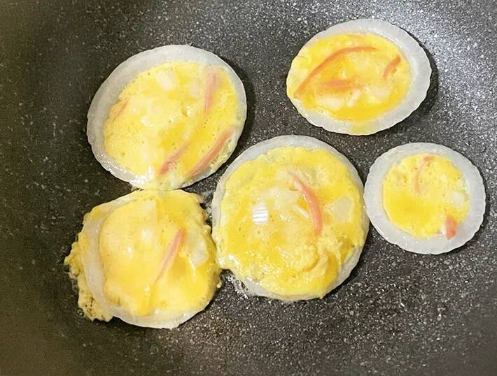 新タマネギに卵を注いで焼くと…？　完成した料理に「インパクト抜群」「お弁当にもいい」