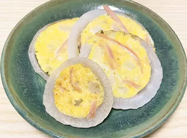 「新タマネギに卵を注いで焼くと…？　完成した料理に「インパクト抜群」「お弁当にもいい」」の画像