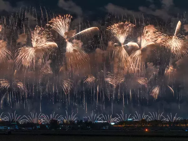 写真家が数年前から計画していた傑作　花火と満月の共演に「感動した」「なんて美しさ」