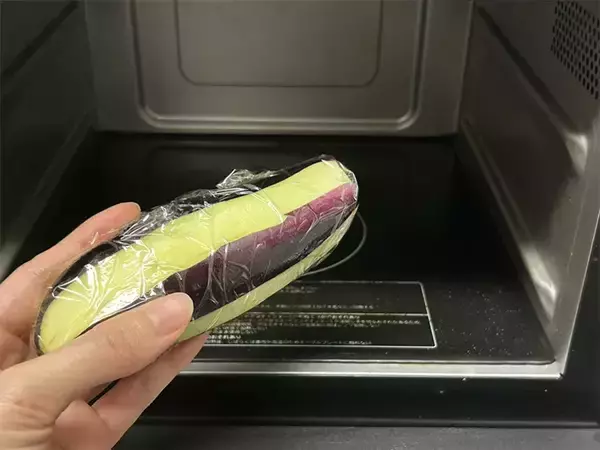 「騙されたと思って食べてほしい！　ナスで作る『なんちゃってうな丼』」の画像