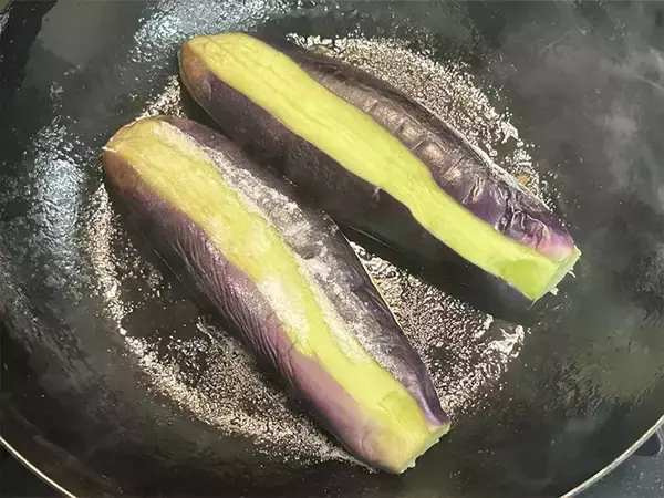 「騙されたと思って食べてほしい！　ナスで作る『なんちゃってうな丼』」の画像