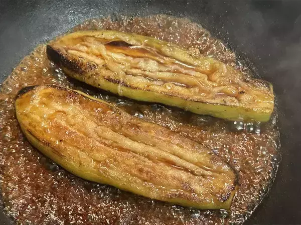 「騙されたと思って食べてほしい！　ナスで作る『なんちゃってうな丼』」の画像