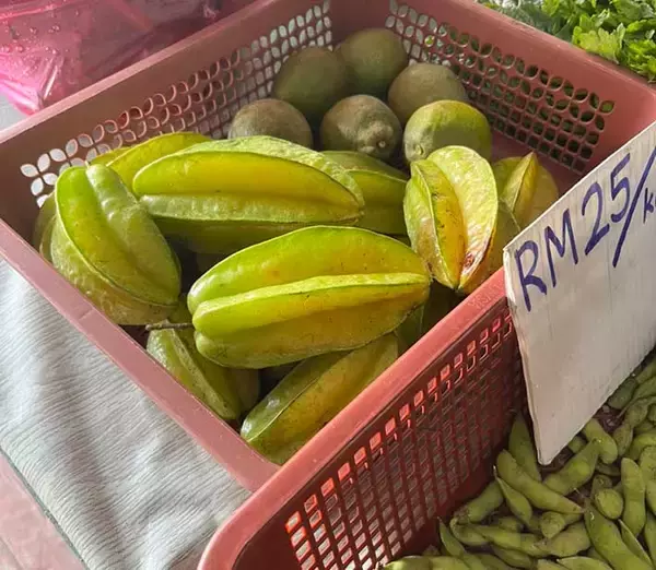 「「星の形をしてる！」　枝豆の横にいた『謎の果実』を買って食べてみた」の画像