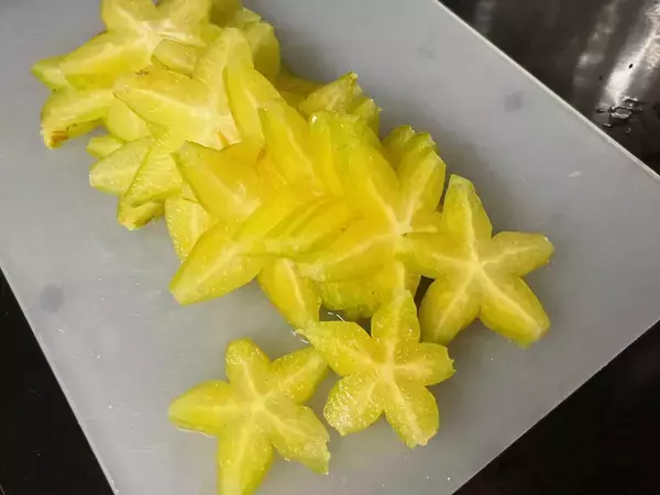 「「星の形をしてる！」　枝豆の横にいた『謎の果実』を買って食べてみた」の画像