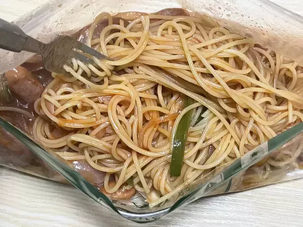 「疲れた平日でもすぐに『パスタ』が食べられる！　「まるで喫茶店の味」なナポリタンを作ったアイテムは…」の画像