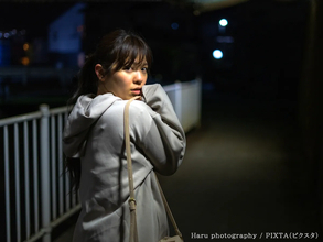 歩く時は前だけ見る？時々振り返る？　元警察官が教える『正解の歩き方』は…【防犯のコツ】