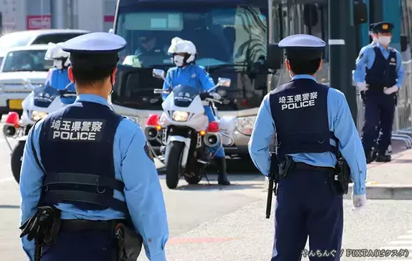 「歩く時は前だけ見る？時々振り返る？　元警察官が教える『正解の歩き方』は…【防犯のコツ】」の画像