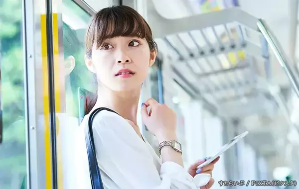 「歩く時は前だけ見る？時々振り返る？　元警察官が教える『正解の歩き方』は…【防犯のコツ】」の画像