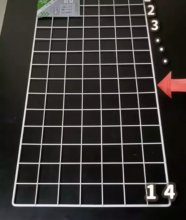 「ワイヤーネットにひと手間加えると…　かわいい収納法に「インテリアにもなる！」」の画像