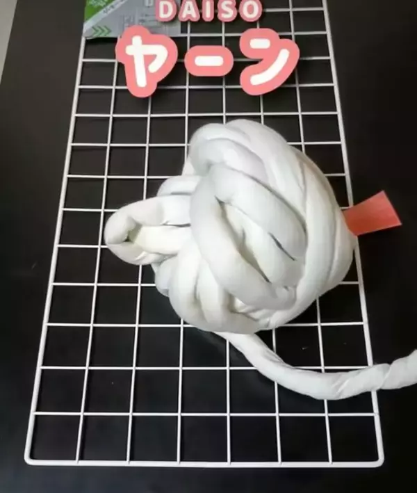 「ワイヤーネットにひと手間加えると…　かわいい収納法に「インテリアにもなる！」」の画像