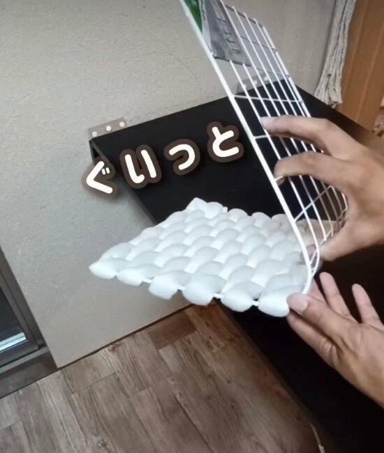 ワイヤーネットにひと手間加えると…　かわいい収納法に「インテリアにもなる！」