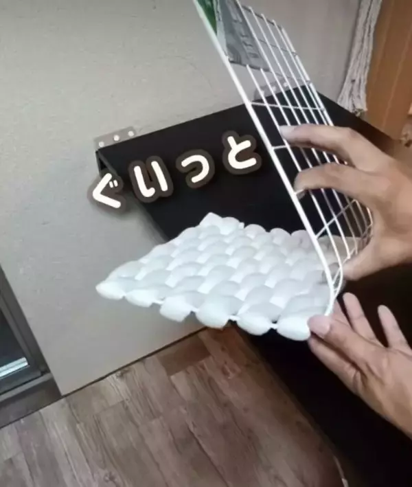 「ワイヤーネットにひと手間加えると…　かわいい収納法に「インテリアにもなる！」」の画像