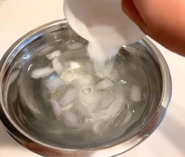 缶飲料を冷やすなら、普通の氷水？塩入り？ 10分後の冷え方の違いがこちら！