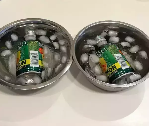 「缶飲料を冷やすなら、普通の氷水？塩入り？ 10分後の冷え方の違いがこちら！」の画像