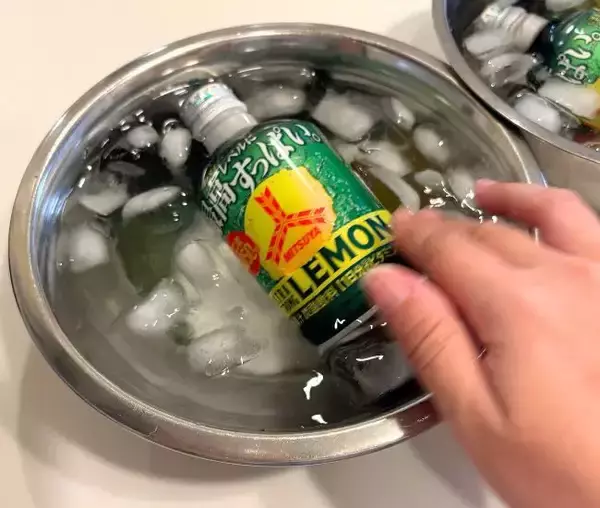 「缶飲料を冷やすなら、普通の氷水？塩入り？ 10分後の冷え方の違いがこちら！」の画像