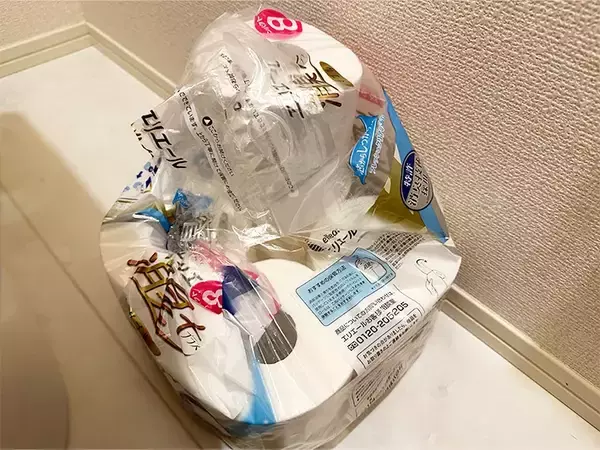 「トイレットペーパー、まだ袋のまま置いてる？　つっぱり棒1本で解決する方法に感動」の画像