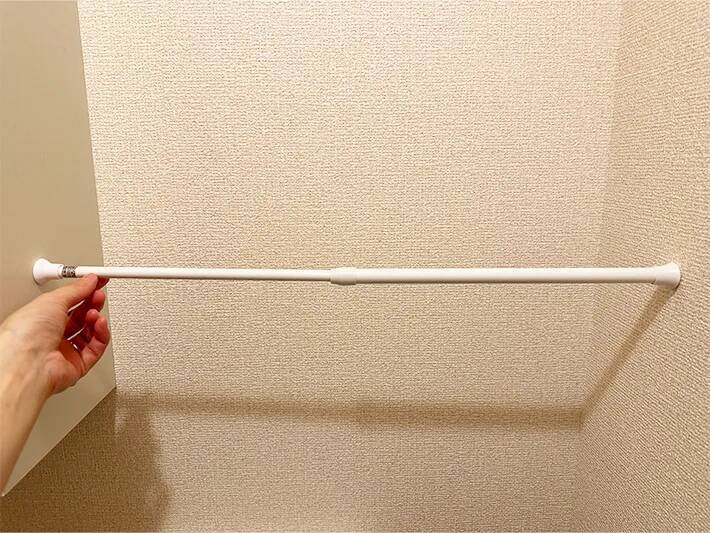 トイレットペーパー、まだ袋のまま置いてる？　つっぱり棒1本で解決する方法に感動