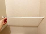 「トイレットペーパー、まだ袋のまま置いてる？　つっぱり棒1本で解決する方法に感動」の画像3