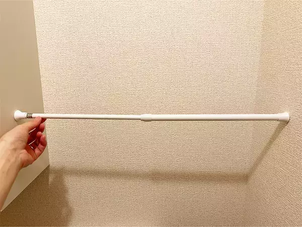「トイレットペーパー、まだ袋のまま置いてる？　つっぱり棒1本で解決する方法に感動」の画像