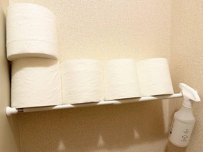 トイレットペーパー、まだ袋のまま置いてる？　つっぱり棒1本で解決する方法に感動