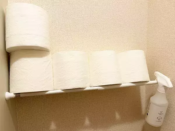 「トイレットペーパー、まだ袋のまま置いてる？　つっぱり棒1本で解決する方法に感動」の画像