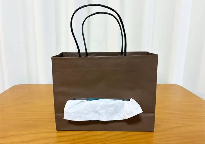 溜まっている紙袋をカッターでくり抜くだけ　家用ティッシュが快適になるリメイク術
