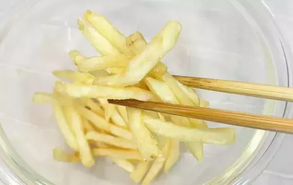 「「油っぽさが消えた」フライドポテトの食べ方　つけたのはケチャップではなく…？」の画像