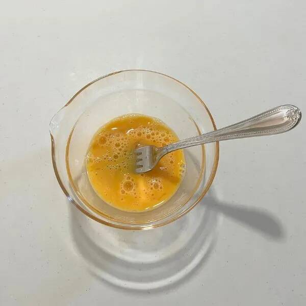 マグカップに材料を入れてチンすると？　完成した『おやつ』に「固めの食感」「最高」