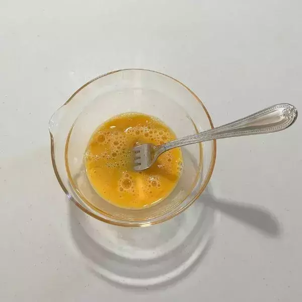 「マグカップに材料を入れてチンすると？　完成した『おやつ』に「固めの食感」「最高」」の画像